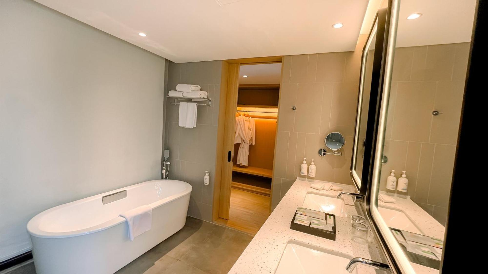 Holiday Inn Lampung Bukit Randu By Ihg Bandar Lampung Buitenkant foto